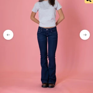 dinvintageshop jeans - Helt nya! Säljer pågrund av ej min stil. Fick i present. NYSKICK! Passar både S och M. Stretchiga. Dom är även JÄTTE lågmidjade ( populärt ) och långa. nypris 700kr. Kommer ej gå ner i pris 🎀