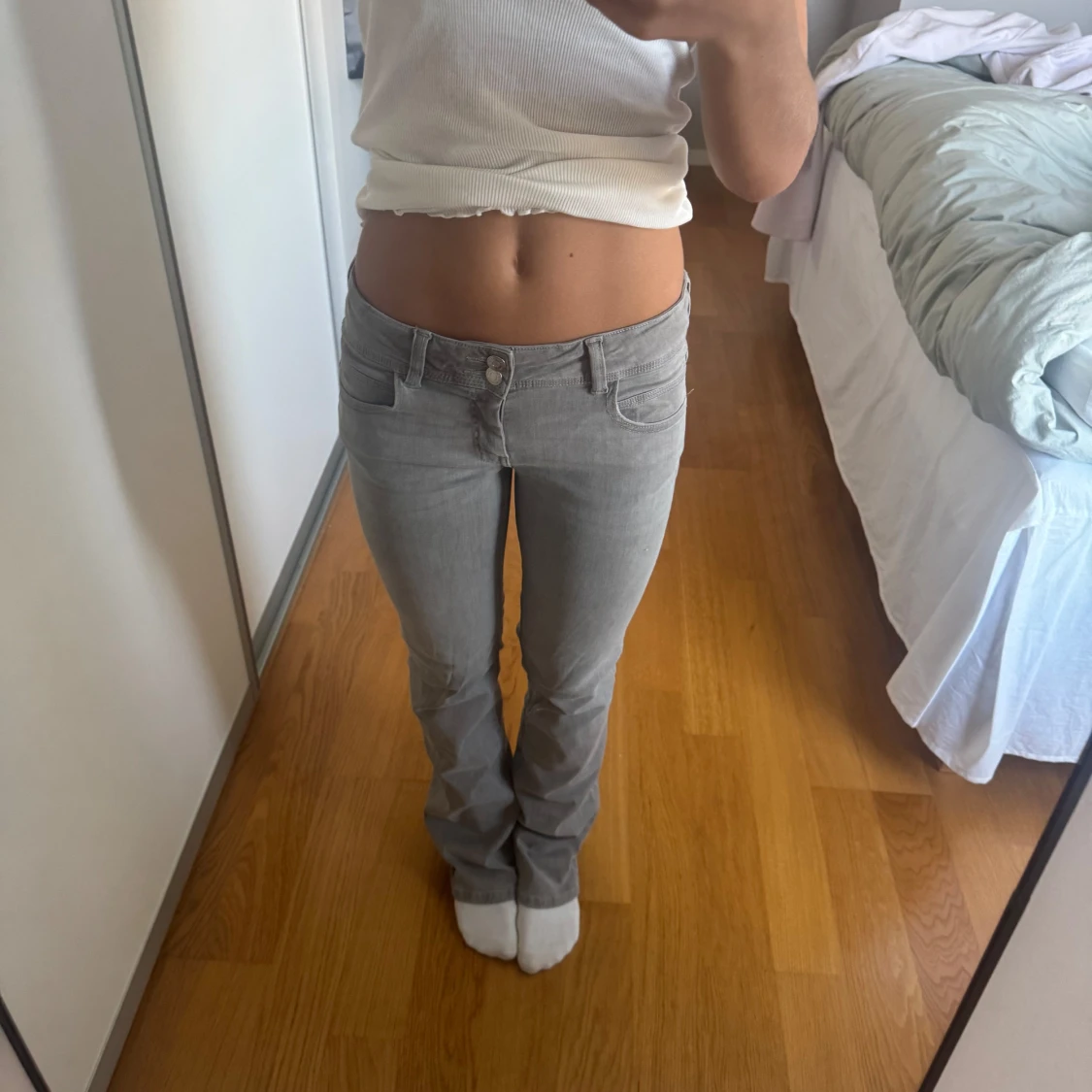 Grå bootcut jeans med låg midja
