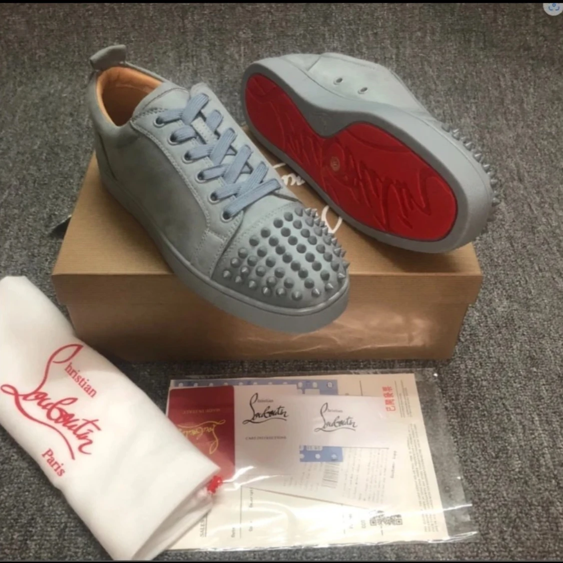 Grå Louboutin sneakers med nitar