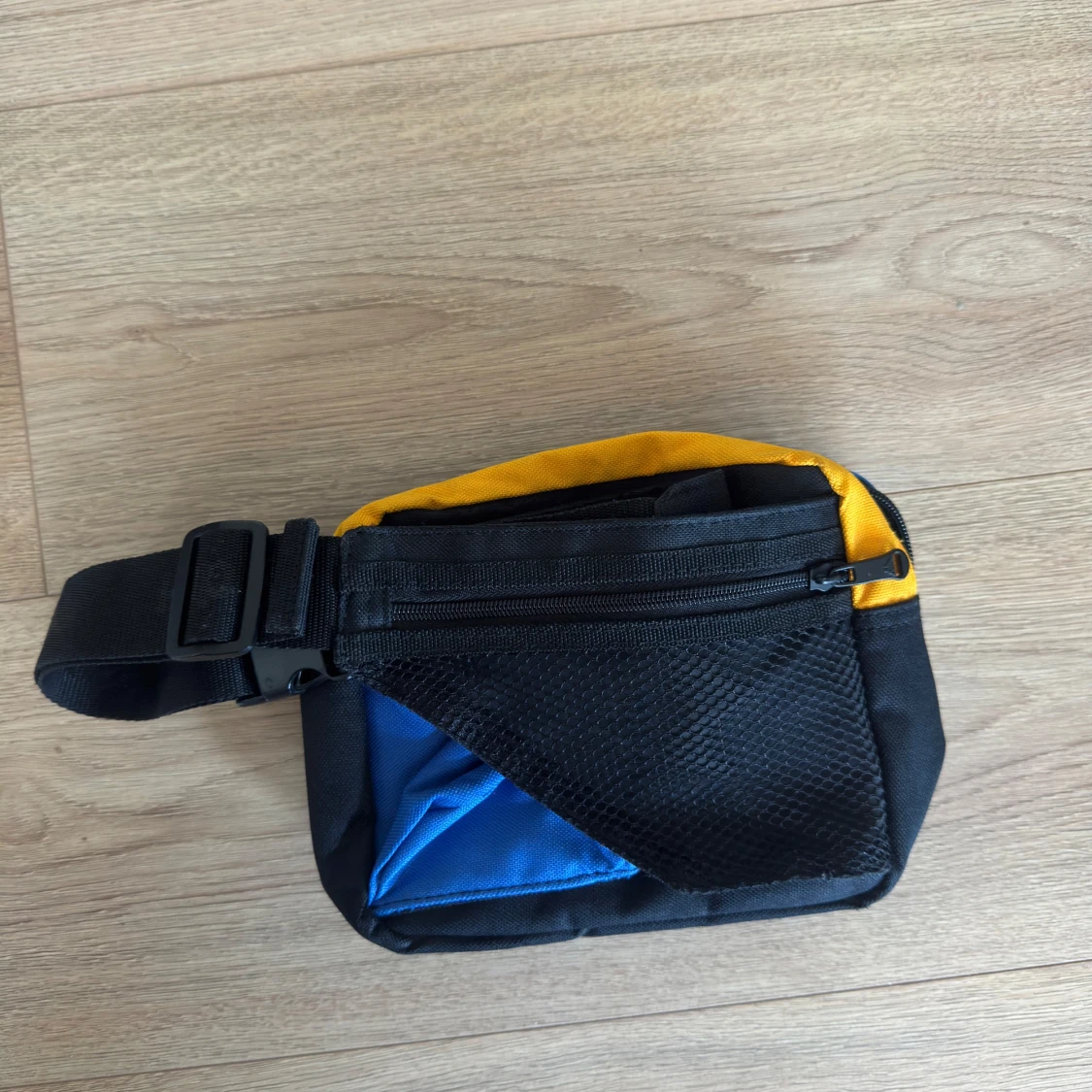 Kappa axelväska i gult, blått och svart - 1
