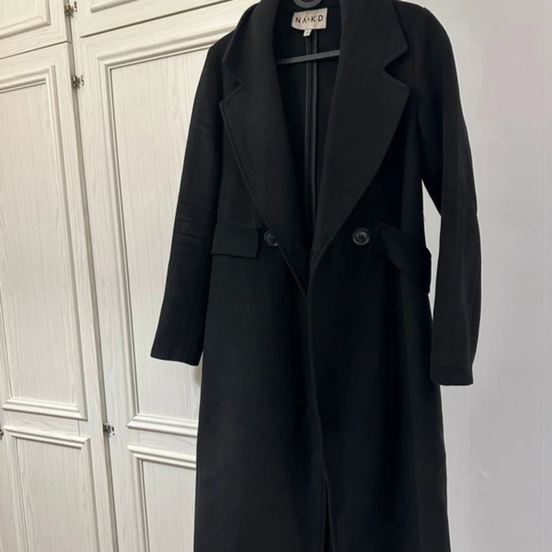 Svart lång kappa från NA-KD