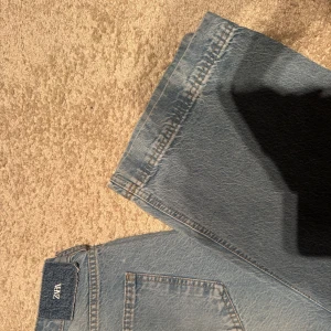 Ljusblå jeans från Zara med raka ben - Säljer ett par Populära Zara jeans!💛 köpta för nåra år sedan. Storlek 38, långa i längden. Och passform straight leg!🩷 är i Super bra skick!