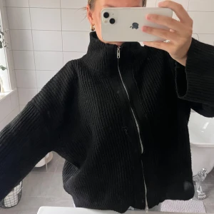 Stickad kofta - Zip tröja från lager, nyskick, oversized på mig som e en xs/s i vanliga fall