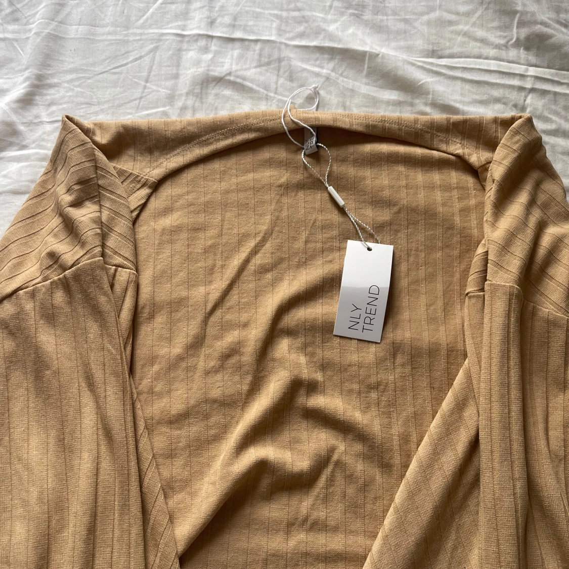 Beige ribbad omlottkofta från NLY Trend - 1