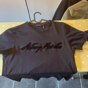 Antony Morato T-shirt - Blå Antony Morato T-shirt med utåtstående och sytt märke/text. Köpare står vid frakt 📦 