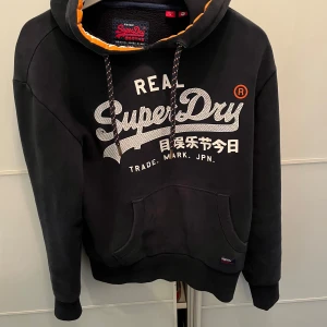 Superdry Hoodie - Säljer en superdry hoodie då den inte kommer till användning. Skick 8/10. Strl S