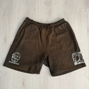 Weekday shorts - Lite fläckar som går bort i tvätten med lite vanish.