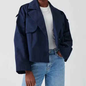 Trenchcoat ginatricot  - Mörkblå trenchcoat från ginatricot, helt ny med lappen kvar, aldrig använd. Har flera liknande så kommer tyvärr ej till användning hos mig. Perfekt inför hösten🫶🏻