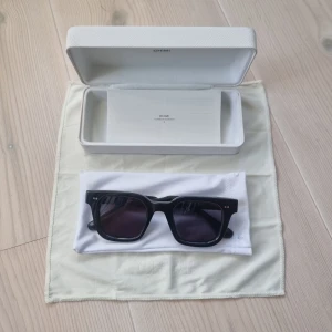 Svarta Chimi 04 solglasögon - Snygga svarta solglasögon från Chimi med markerad, fyrkantig båge och mörka glas. Kommer med originalfodral och putsduk. Perfekta för dig som vill ha en stilren och modern look.