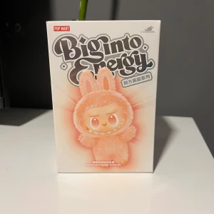 ÄKTA Labubu - Säljer en äkta oöppnad labubu big into energy direkt från popmart. Jag säljer den eftersom att jag skulle ge till min flickvän men hon gjorde slut innan😅 Tveka inte på att höra av dig vid frågor! Vid köp får du gärna säga vilken du fick☺️
