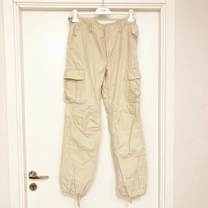 🍒Vintage y2k utilitybyxa🍒 - 🍒UTILITY🍒Så snygga lågmidjade y2k utilitybyxor som sitter jättebra!  Kommer i ett 100% bomullstyg. Bild 4 som inspiration. Ena spännet vid midjan trasigt, men man behöver inte använda det.🍒