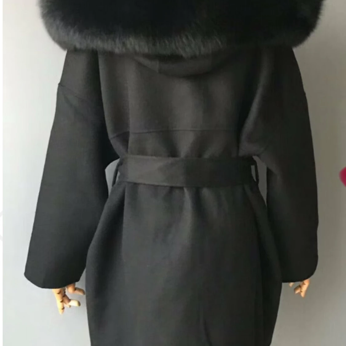 Svart kappa med fuskpäls och bälte - 1