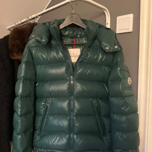 Intressekoll på grön Moncler jacka  - Funderar på att sälja min älskade Moncler nu inför hösten/vintern. Den är äkta och köpt på NK i Göteborg, kvitto finns. Hör av er vid frågor. Endast seriösa intressenter och köpare!💗