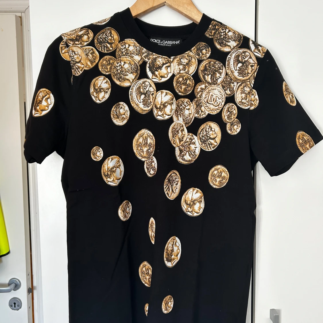 Svart t-shirt med guldmynt från Dolce & Gabbana