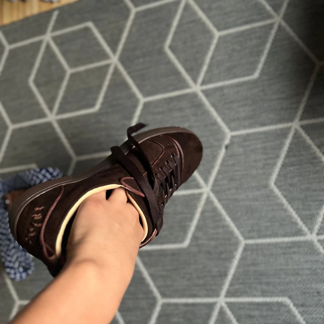  unika bruna sneakers från Louboutin - 3