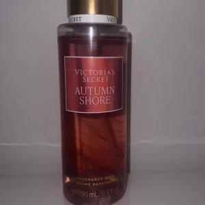Victoria's Secret Autumn Shore mist - Parfymmist (Limited Edition Faded Coast) Autumn Shore från Victoria's Secret med doft av vaniljrök och iskaffe. Rymmer 250 ml.