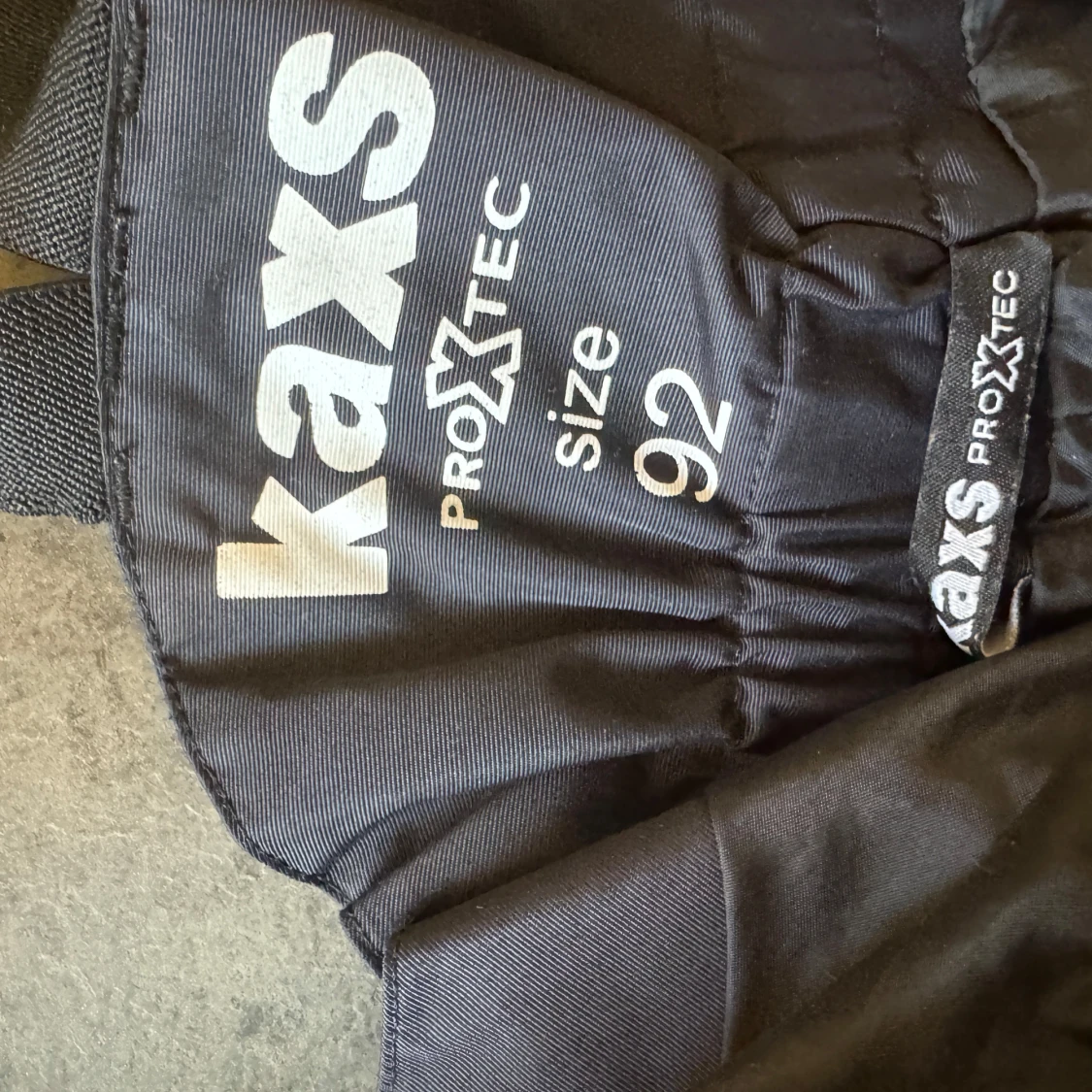 Svarta skalbyxor Kaxs Proxtec strl 92 - 2