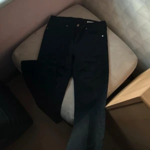 Zara jeans  -  snygga svarta jeans i stolen 36☺️