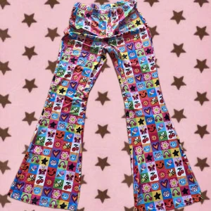 Färgglada byxor 🤡 - Roliga unika byxor med massa små figurer, djur, körsbär, mönster etc 🫶Utsvängda. De är ganska elastiska med långa ben så passar möjligtvis en M också.