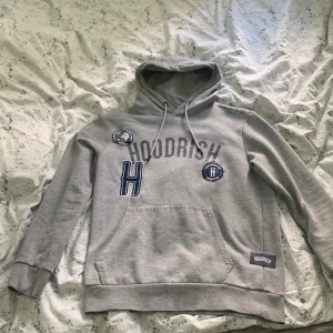 Grå hoodie från Hoodrich  - Snygg grå hoodie från Hoodrich, mycket fräsch och inte använd mycket. Säljer den billigare vid snabb affär!