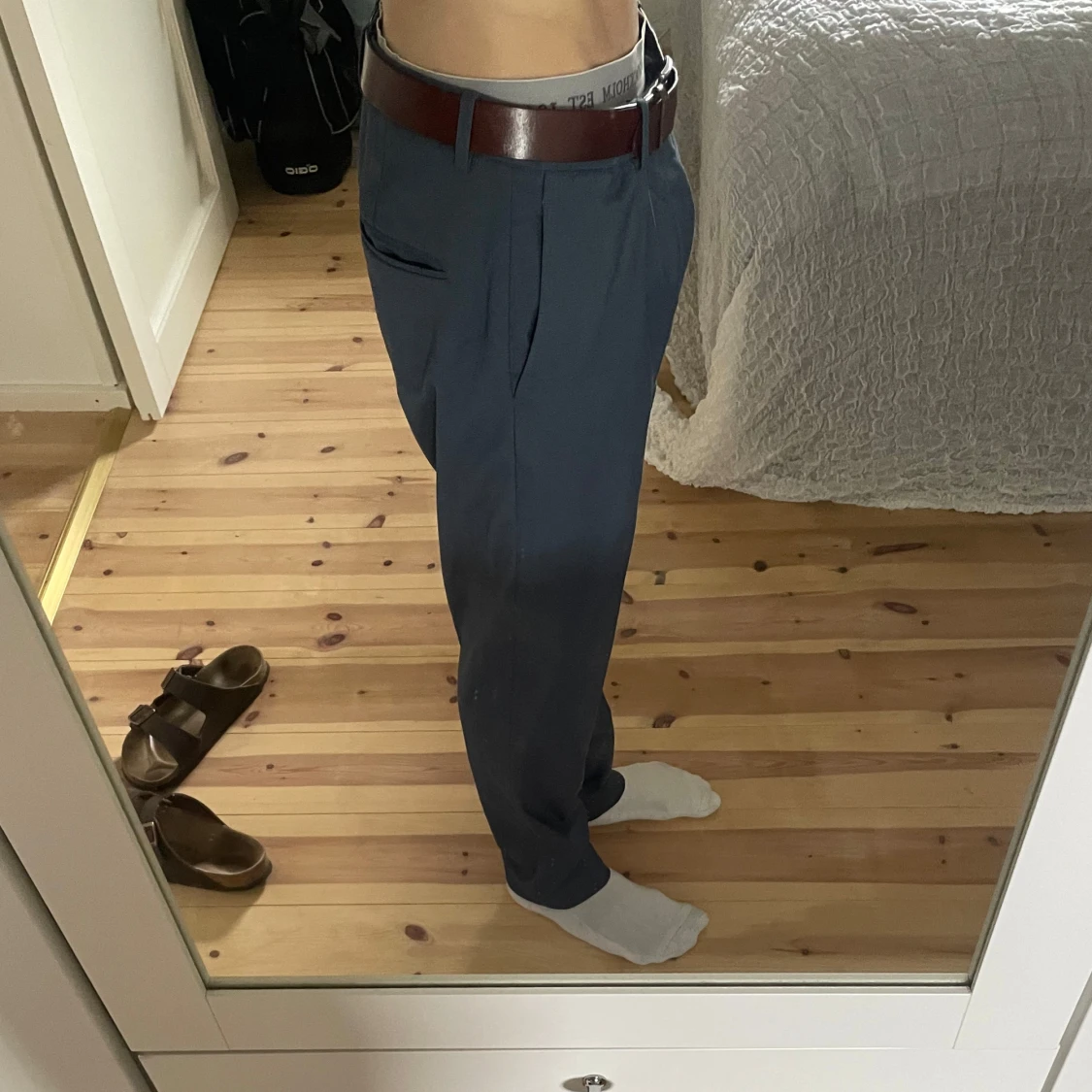 Mörkblå kostymbyxor med bälte - 1