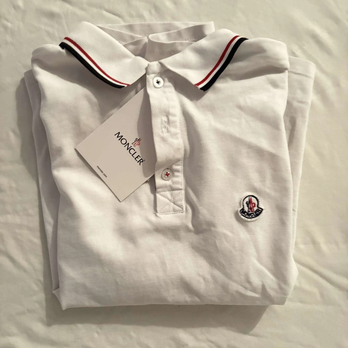 Vit Moncler pikétröja med röd/blå kant