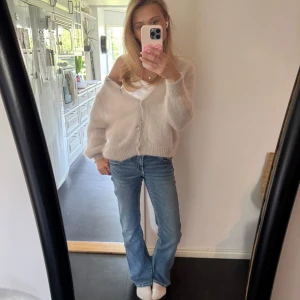 Blå bootcut jeans från Gina Tricot - Säljer ett par klassiska blå jeans från Gina Tricot i storlek 164 men skulle säga att de passar en xs. Jeansen har bootcut-modell med lätt utsvängda ben och normal passform. Superfin modell och har inte används så många gånger.