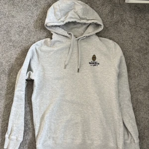 Ljusgrå hoodie från Morris - Tja, säljer denna stilrena gråa hoodie från Morris. Den är grymt skick och använd fåtal gånger. Den är perfekt nu till hösten och lite kyligare dagar med en väst eller en ochershirt över.