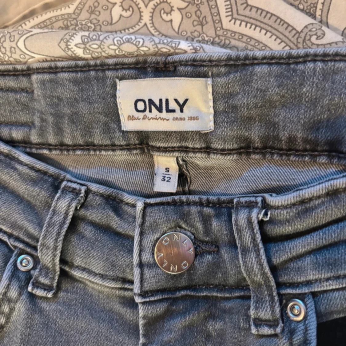 Grå bootcut jeans från ONLY, S/32 - 3