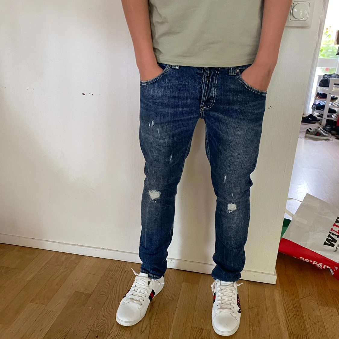 Blå skinny jeans med slitningar - 1