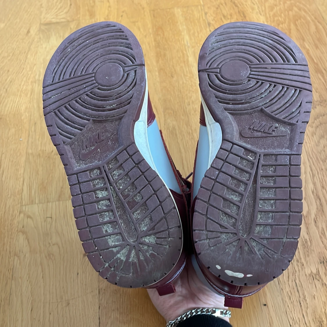 Nike Dunk High i vinrött och grått - 3