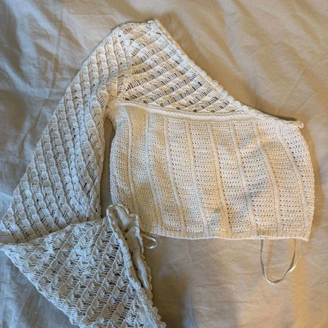 Vit stickad oneshoulder topp