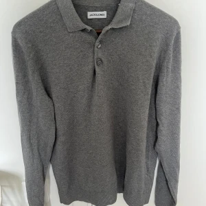 JACK AND JONES PIKÉ TRÖJA - Hejsan 👋🏼  Dags att sälja denna i princip helt nya tröja med knappar från Jack & Jones. Jag har endast använt denna 3 gånger förr, det finns inga hål eller defekter på användning, har tagit hand om den mycket väl. tröjan är i storlek S. Säljer på grund av att den bara samlar damm i garderoben, om du är intresserad av att köpa eller har någon fråga så är det bara att höra av sig till mig.   Nypris: 500 💸 