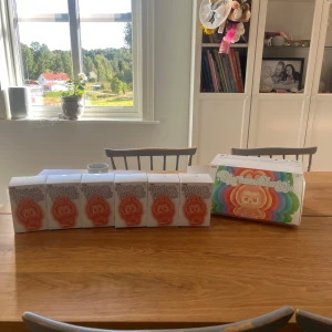 Labubu - Biginto Energy är en samlarserie från Pop Mart med färgglada och roliga figurer som passar perfekt för dig som gillar unika och kreativa designer. Perfekt för att ge ditt rum en personlig touch och visa din passion för coola collectibles!
