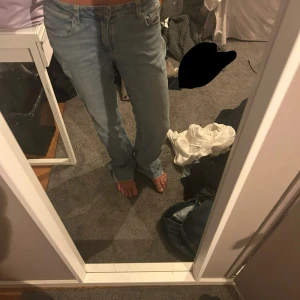 Bootcut jeans  - Jätte fina, fortfarande i bra skick men lite slitningar längst ner, jag är 164cm 