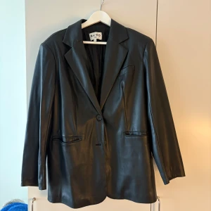 Skinnblazer oversized  - Oversized blazer i skinnimitation! Har axelvaddar!