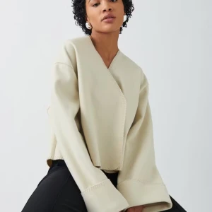 Gina tricot Jacka helt ny beige - Säljer denna super snygga beige jacka som är helt ny. Köptes från Gina tricot för ungefär 1 år sedan. Säljes pågrund av ingen användning. (Tagg finns kvar). Storlek XS. Fler bilder kan skickas vid intresse!