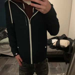 Pier one jacka - Skön jacka mot vind, enkel design från pier one. Säljs då jag ej använder längre. Ny pris runt 400 har jag för mig Inga defekter!! Storlek S