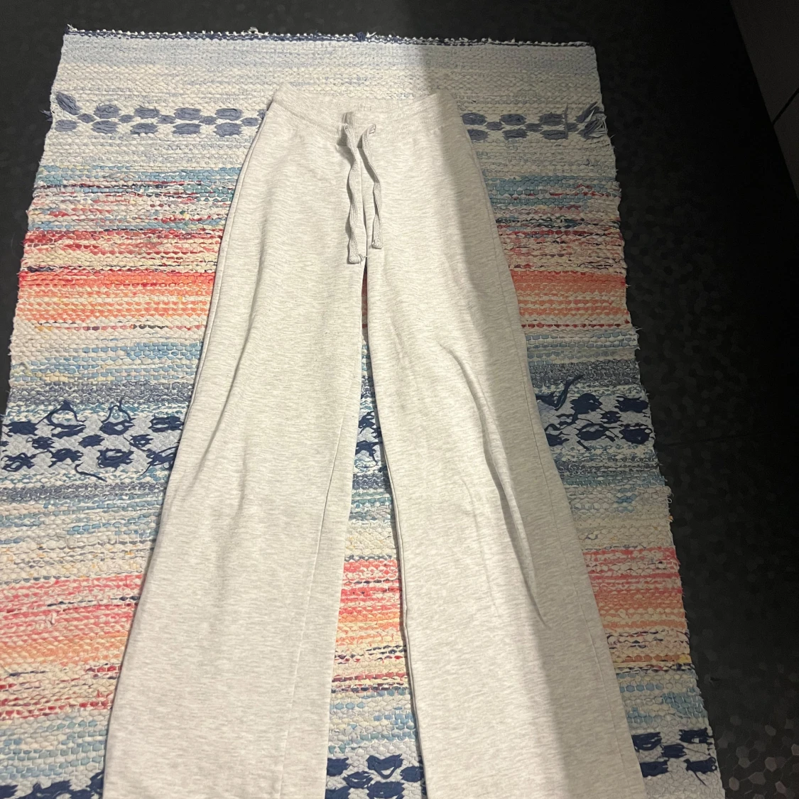 Ljusgrå mjukisbyxor från Gina Tricot