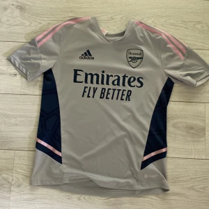 Arsenal fotbollströja - Arsenal fotbollströja stl 164 13-14 kolla gärna in mina andra annonser