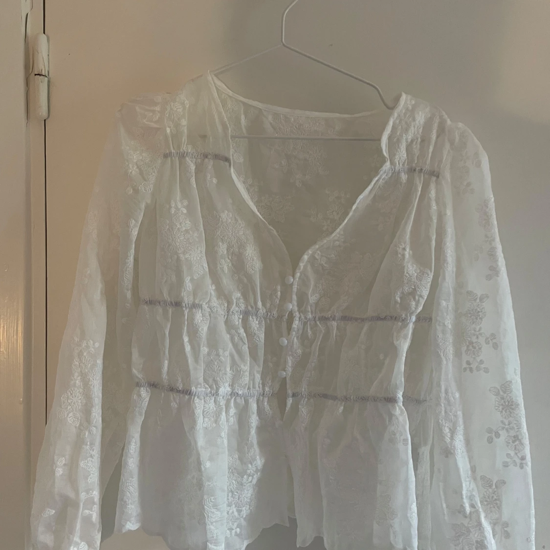 Vit blommig blus med knappar - 4