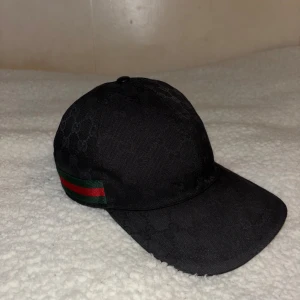 Gucci keps - Säljer en äkta svart Gucci keps i storlek XS som är i bra skick och äkthetsbevis finns. Hör av er vid fler frågor.