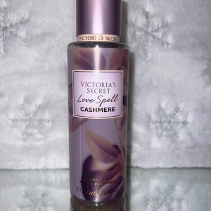 Victoria's Secret Love Spell Cashmere Mist - En lyxig body mist från Victoria's Secret i doften Love Spell Cashmere. Doften har inslag av nektarin och marshmallow, vilket ger en söt och mjuk känsla. Flaskan rymmer 250 ml.
