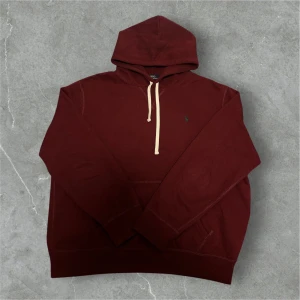 Ralph Lauren Hoodie Vinröd - 📍Storlek:XL   💪🏽Skick: Mycket bra   📐Mått: Längd:66cm Axelbredd:39cm  📎Material:60%bomull:  📦Skickar alltid inom 24h  💸Köp fler plagg för att få billigare pris  ✅Äkthetsgaranti