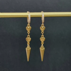Guldiga örhängen med hjärtan och spikes - Snygga guldiga örhängen med små gnistrande stenar på ringen, tre hängande hjärtan och en cool spetsig spike längst ner. Perfekt för dig som vill ha en edgy och romantisk vibe på samma gång. Passar till alla tillfällen när du vill sticka ut.