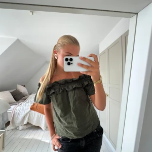 grön topp - supergullig topp från h&m som aldrig har kommit till användning!!!❣️❣️❤️❤️❤️