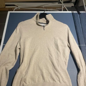 Beige half zip tröja Jack & Jones - Beige långärmad tröja från Jack & Jones med half zip och hög krage. Tröjan är storlek XS men passar även S, den är i väldigt bra skick.