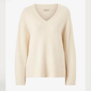Beige stickad v-ringad tröja - Supermjuk beige stickad tröja från Gina tricot. Denna modellen säljs inte längre skriv för fler bilder🤍🤍
