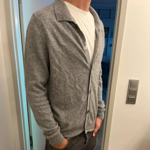 Soft goat kashmir button up - Skön kashmir button up från soft goat🐐Storlek M (kille på bild är 183). Skick: 8/10, finns inga hål. 