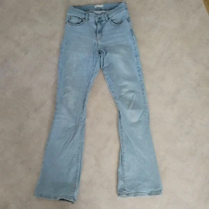 Ljusblå bootcut jeans från Gina Tricot - Snygga ljusblå bootcut jeans från Gina Tricot, modell Perfect Jeans. Låg midja och klassisk femficksdesign. Jeansen är i mjukt denimtyg och har en riktigt fräsch 2000-talsvibe. 